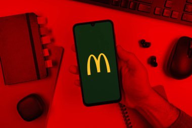 Prag, Çek Cumhuriyeti - 10 21 2024: Yüzeyde McDonalds logosunu gösteren akıllı telefon.