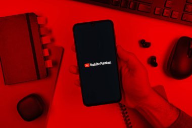 Prag, Çek Cumhuriyeti - 10 21 2024: Youtube Premium logosunu gösteren akıllı telefon.