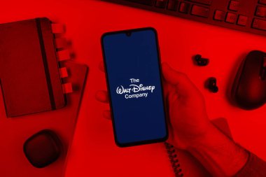 Prag, Çek Cumhuriyeti - 10 21 2024: Walt Disney logosunu gösteren akıllı telefon.