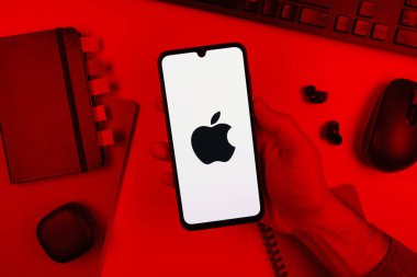 Prag, Çek Cumhuriyeti - 10 21 2024: Apple logosunu gösteren akıllı telefon.