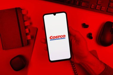 Prag, Çek Cumhuriyeti - 10 21 2024: Costco logosunu gösteren akıllı telefon.