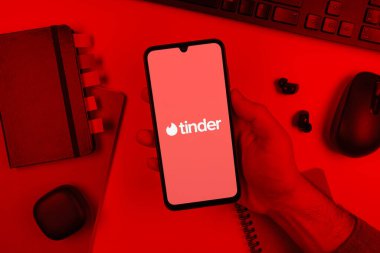 Prag, Çek Cumhuriyeti - 10 21 2024: Tinder logosunu gösteren akıllı telefon.