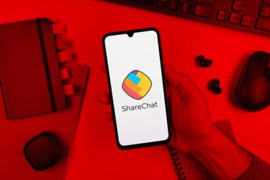 Prag, Çek Cumhuriyeti - 10 21 2024: ShareChat logosunu gösteren akıllı telefon.