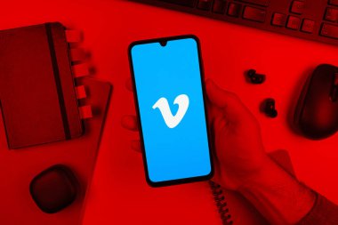 Prag, Çek Cumhuriyeti - 10 21 2024: Vimeo logosunu gösteren akıllı telefon.