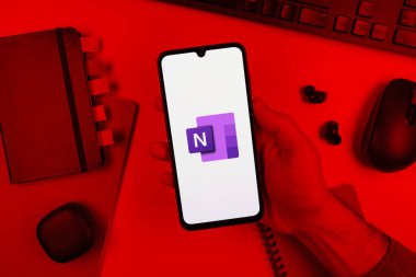 Prag, Çek Cumhuriyeti - 10 21 2024: Microsoft OneNote logosunu gösteren akıllı telefon.