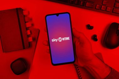 Prag, Çek Cumhuriyeti - 10 21 2024: SkyShowtime logosunu gösteren akıllı telefon.