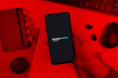 Prag, Çek Cumhuriyeti - 10 21 2024: Amazon Müzik logosunu gösteren akıllı telefon.