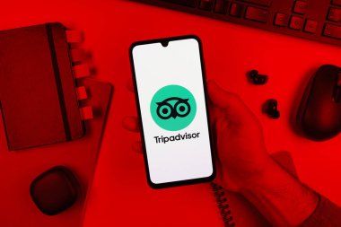 Prag, Çek Cumhuriyeti - 10 21 2024: TripDanışman logosunu gösteren akıllı telefon.