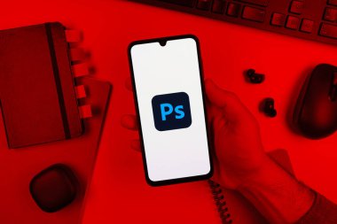 Prag, Çek Cumhuriyeti - 10 21 2024: Yüzeyde Photoshop logosu gösteren akıllı telefon.