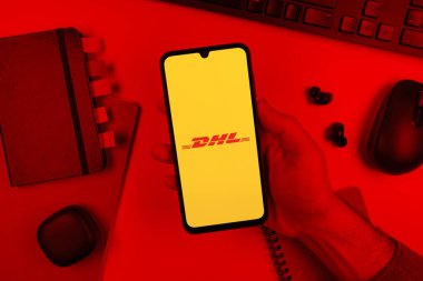 Prag, Çek Cumhuriyeti - 10 21 2024: DHL logosunu gösteren akıllı telefon.