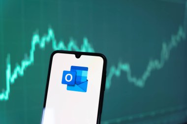 Prag, Çek Cumhuriyeti - 10 21 2024: Outlook logosunu gösteren akıllı telefon.
