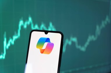 Prag, Çek Cumhuriyeti - 10 21 2024: Yüzeyde Copilot logosu gösteren akıllı telefon.