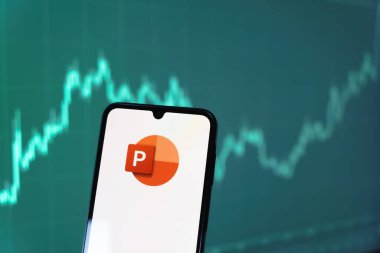 Prag, Çek Cumhuriyeti - 10 21 2024: Powerpoint logosunu gösteren akıllı telefon.