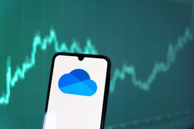 Prag, Çek Cumhuriyeti - 10 21 2024: Yüzeyde OneDrive logosu gösteren akıllı telefon.