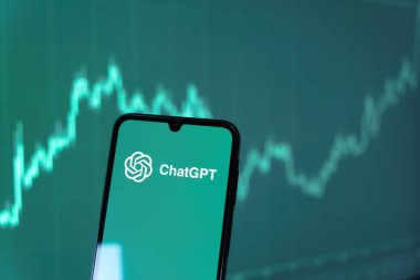 Prag, Çek Cumhuriyeti - 10 21 2024: ChatGPT logosunu gösteren akıllı telefon.