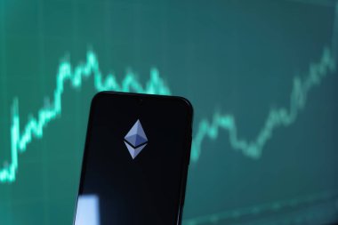 Prag, Çek Cumhuriyeti - 10 21 2024: Ethereum logosunu gösteren akıllı telefon.
