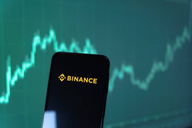 Prag, Çek Cumhuriyeti - 10 21 2024: Binance logosunu gösteren akıllı telefon.