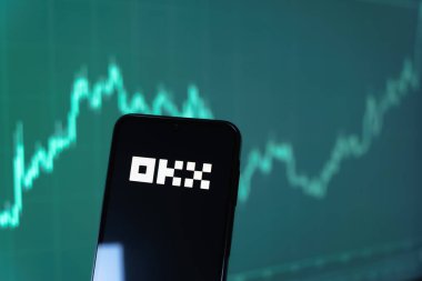 Prag, Çek Cumhuriyeti - 10 21 2024: Yüzeyde OKX logosu gösteren akıllı telefon.