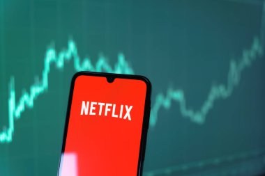 Prag, Çek Cumhuriyeti - 10 21 2024: Netflix logosunu gösteren akıllı telefon.