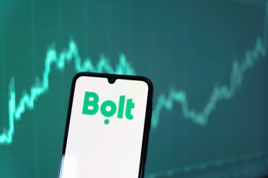 Prag, Çek Cumhuriyeti - 10 21 2024: Bolt logosunu gösteren akıllı telefon.