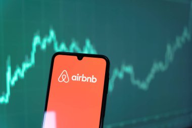 Prag, Çek Cumhuriyeti - 10 21 2024: Airbnb logosunu gösteren akıllı telefon.