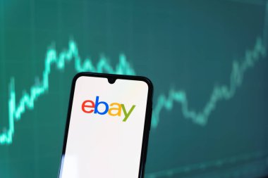 Prag, Çek Cumhuriyeti - 10 21 2024: ebay logosunu gösteren akıllı telefon.