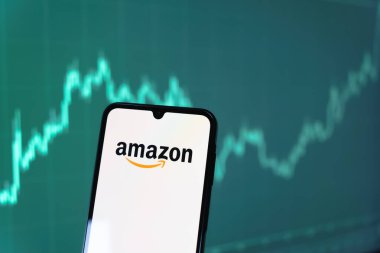 Prag, Çek Cumhuriyeti - 10 21 2024: Amazon logosunu gösteren akıllı telefon.