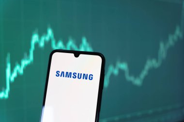 Prag, Çek Cumhuriyeti - 10 21 2024: Samsung logosunu gösteren akıllı telefon.
