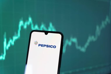 Prag, Çek Cumhuriyeti - 10 21 2024: Pepsico logosunu gösteren akıllı telefon.