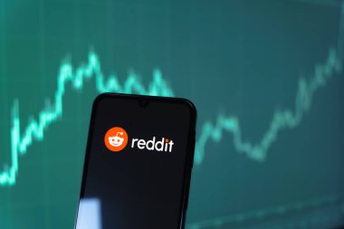 Prag, Çek Cumhuriyeti - 10 21 2024: Reddit logosunu gösteren akıllı telefon.