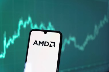 Prag, Çek Cumhuriyeti - 10 21 2024: Yüzeyde AMD logosu gösteren akıllı telefon.