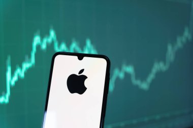 Prag, Çek Cumhuriyeti - 10 21 2024: Apple logosunu gösteren akıllı telefon.