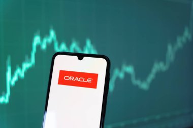 Prag, Çek Cumhuriyeti - 10 21 2024: Yüzeyde Kahin logosu gösteren akıllı telefon.