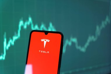 Prag, Çek Cumhuriyeti - 10 21 2024: Tesla logosunu gösteren akıllı telefon.