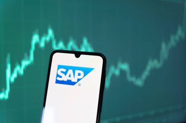 Prag, Çek Cumhuriyeti - 10 21 2024: SAP logosunu gösteren akıllı telefon.