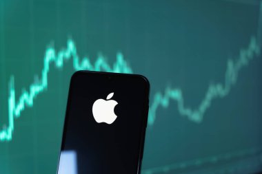 Prag, Çek Cumhuriyeti - 10 21 2024: Apple logosunu gösteren akıllı telefon.