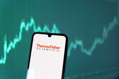 Prag, Çek Cumhuriyeti - 10 21 2024: Yüzeyde Termal Balıkçılık Bilimsel logosunu gösteren akıllı telefon.