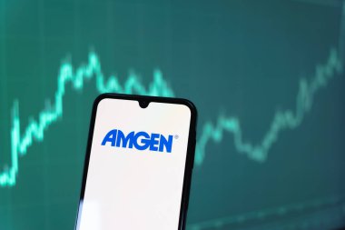 Prag, Çek Cumhuriyeti - 10 21 2024: Amgen logosunu gösteren akıllı telefon.