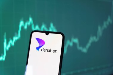 Prag, Çek Cumhuriyeti - 10 21 2024: Danaher logosunu gösteren akıllı telefon.