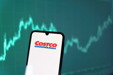 Prag, Çek Cumhuriyeti - 10 21 2024: Costco logosunu gösteren akıllı telefon.