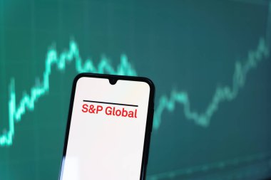 Prag, Çek Cumhuriyeti - 10 21 2024: S ve P Global logosunu gösteren akıllı telefon.