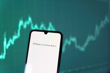 Prag, Çek Cumhuriyeti - 10 21 2024: JPMorgan Chase logosunu gösteren akıllı telefon.