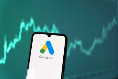 Prag, Çek Cumhuriyeti - 10 21 2024: Google Ağ logosunu gösteren akıllı telefon.