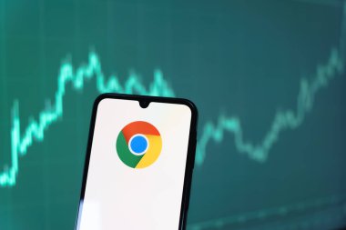 Prag, Çek Cumhuriyeti - 10 21 2024: Yüzeyde Chrome logosu gösteren akıllı telefon.