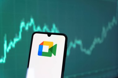 Prag, Çek Cumhuriyeti - 10 21 2024: Google Meet logosunu gösteren akıllı telefon.