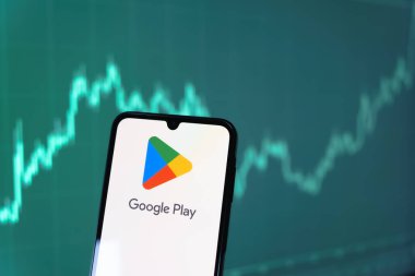 Prag, Çek Cumhuriyeti - 10 21 2024: Google Play logosunu gösteren akıllı telefon.