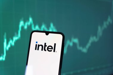Prag, Çek Cumhuriyeti - 10 21 2024: Intel logosu gösteren akıllı telefon.