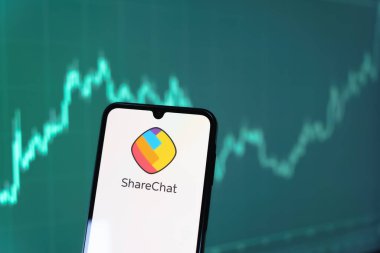 Prag, Çek Cumhuriyeti - 10 21 2024: ShareChat logosunu gösteren akıllı telefon.