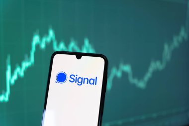 Prag, Çek Cumhuriyeti - 10 21 2024: Yüzeyde sinyal logosu gösteren akıllı telefon.