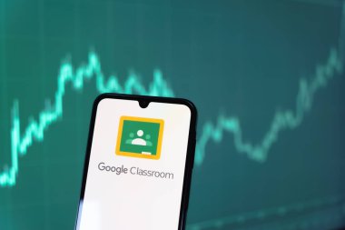 Prag, Çek Cumhuriyeti - 10 21 2024: Google Sınıfı logosunu gösteren akıllı telefon.